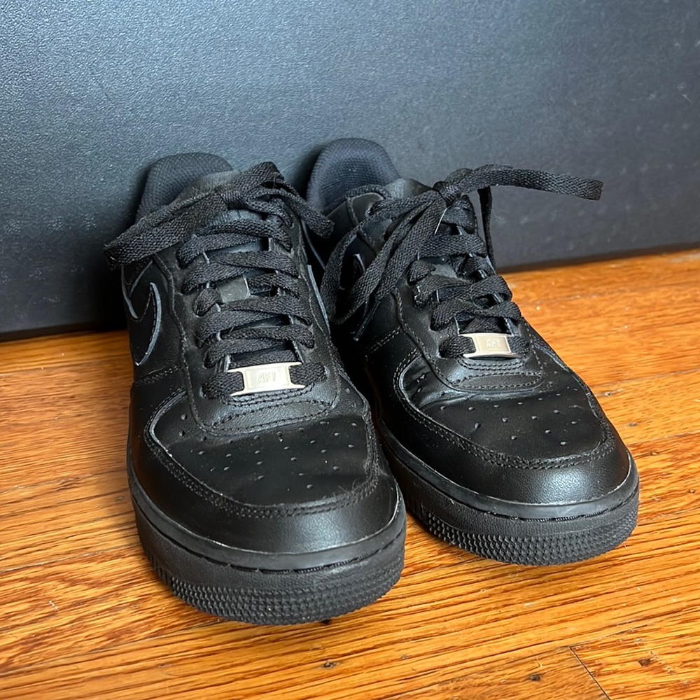 Womens size 7 Nike Air Force 1 all black